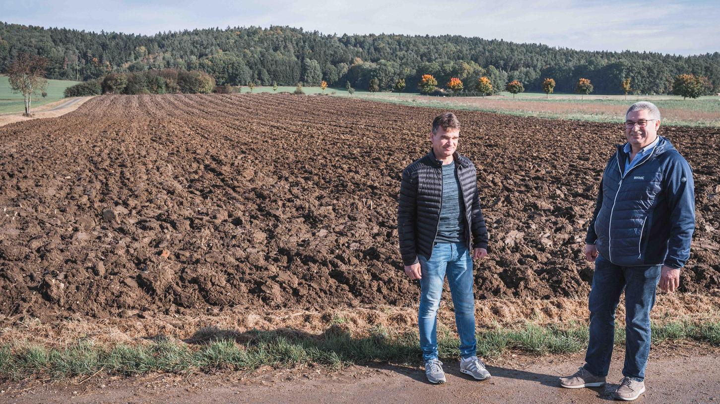 Auf diesem Acker setzte das Wildschwein seine Flucht in Richtung Pölling fort. Hier wäre ein Abschuss gut möglich gewesen, glauben Landwirt Andreas Huber (links) und Martin Federhofer von der Arbeitsgemeinschaft der Jagdgenossenschaft im BBV.