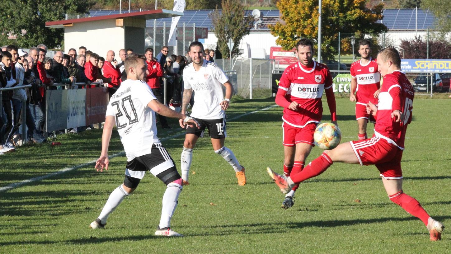 Eine klare Sache war für den TSV Kornburg (links der starke Pleinfelder Stanislaus Herzel) das Match beim TSV 1860 Weißenburg. Der Topfavorit gewann beim Aufsteiger mit 5:0.
Eine klare Sache war für den TSV Kornburg (links der starke Pleinfelder Stanislaus Herzel) das Match beim TSV 1860 Weißenburg. Der Topfavorit gewann beim Aufsteiger mit 5:0.
