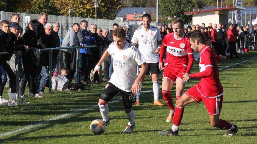 Der Tabellenführer TSV Kornburg (am Ball der Pleinfelder "Stani" Herzel) wurde seiner Favoritenrolle vollauf gerecht und setzte sich im Jura-Derby beim TSV 1860 Weißenburg hochverdient mit 5:0 Toren durch. 