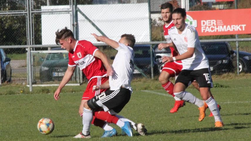 Der Tabellenführer TSV Kornburg (in Weiß) wurde seiner Favoritenrolle vollauf gerecht und setzte sich im Jura-Derby beim TSV 1860 Weißenburg hochverdient mit 5:0 Toren durch. 