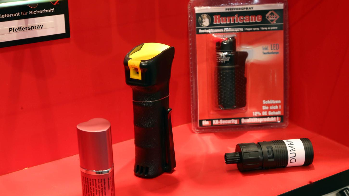 Ein Weißenburger musste sich nun vor Gericht verantworten, weil er mit einem Tierabwehrspray drei Polizisten attackiert hat. Er litt unter einer Psychose, die er durch Drogen und Alkohol ausgelöst hatte. Ein Weißenburger musste sich nun vor Gericht verantworten, weil er mit einem Tierabwehrspray drei Polizisten attackiert hat. Er litt unter einer Psychose, die er durch Drogen und Alkohol ausgelöst hatte.