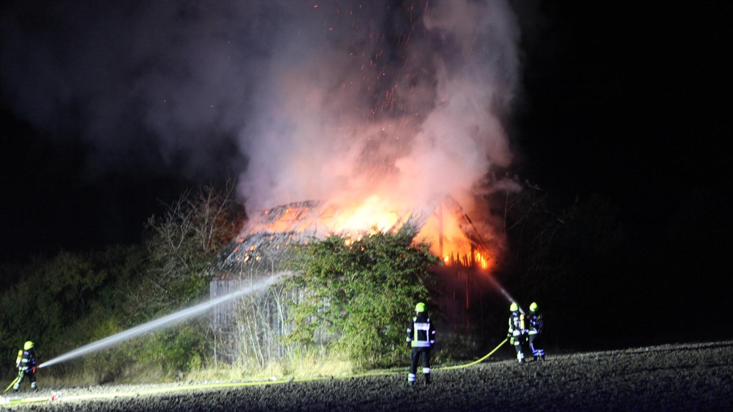 Einsatzkräfte löschten den Vollbrand. Einsatzkräfte löschten den Vollbrand.