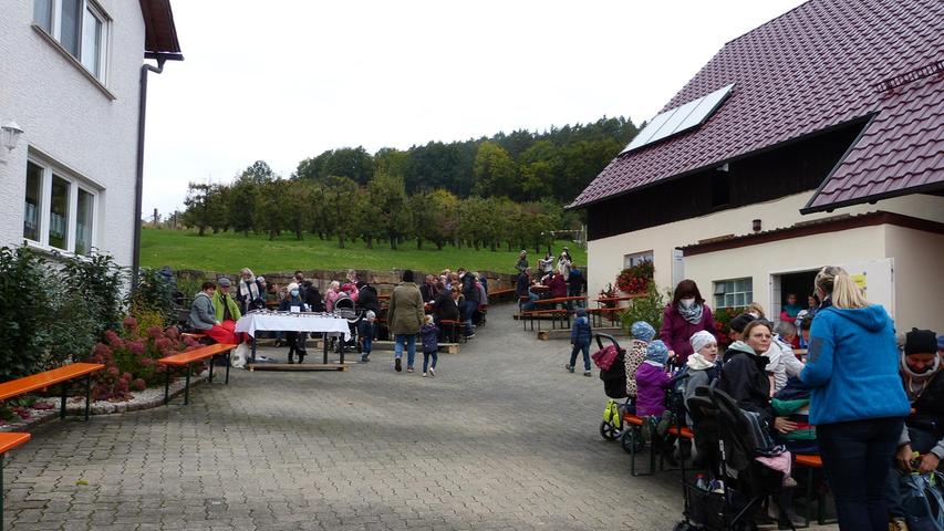 Bei der Brennerei Siebenhaar in Dietzhof war volles Haus, allerdings achtete Chefin Sonja Siebenhaar streng auf die 3-G-Regel. Wer die nicht erfüllen konnte, erhielt keinen Zutritt zum weitläufigen Gelände.  