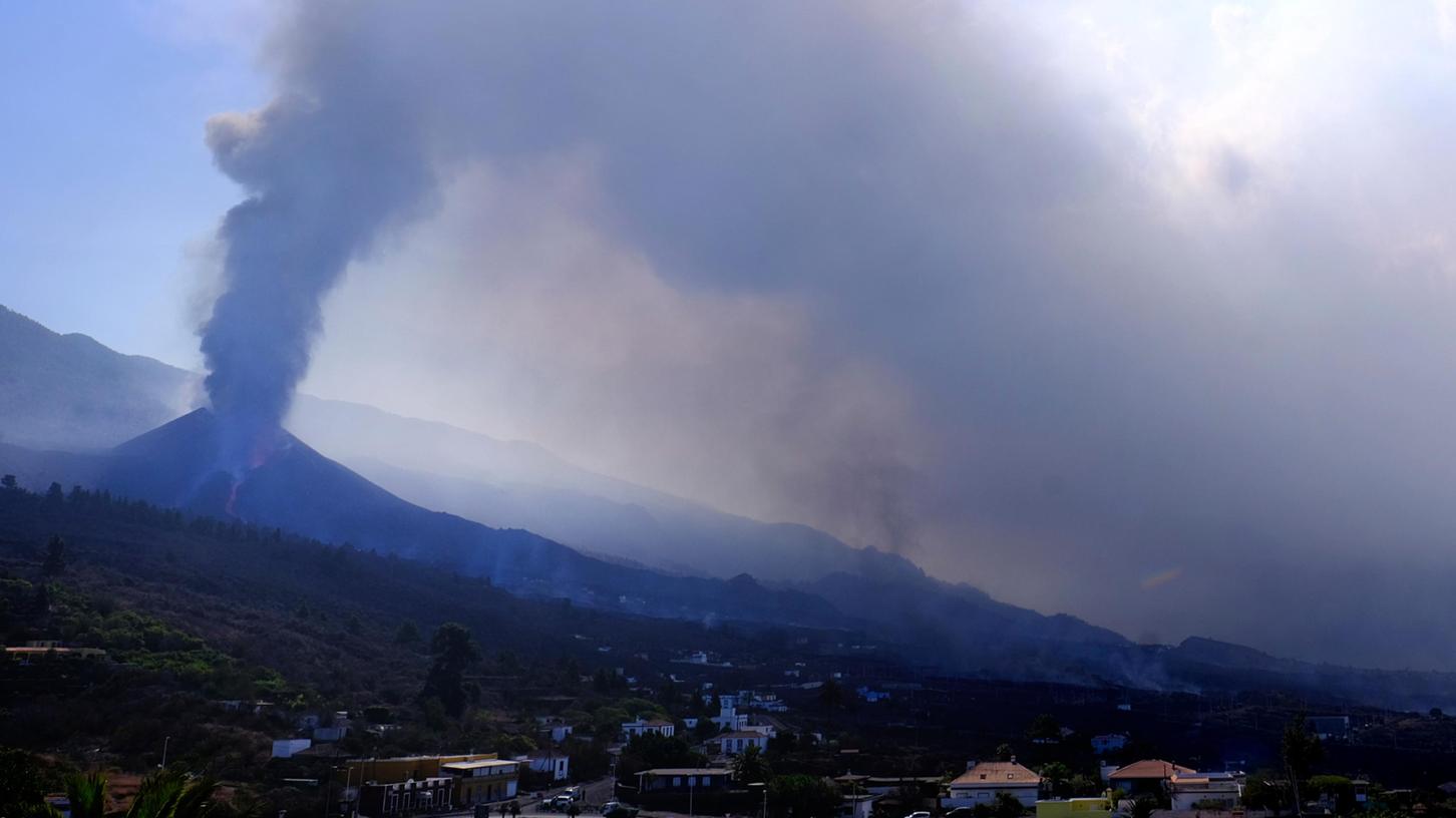 Rauch und Asche steigen am Horizont aus dem Vulkan Cumbre Vieja auf der Kanareninsel La Palma. Nach Angaben des Vulkanologischen Instituts könnte ein zweiter Lavastrom bald das Meer erreichen.