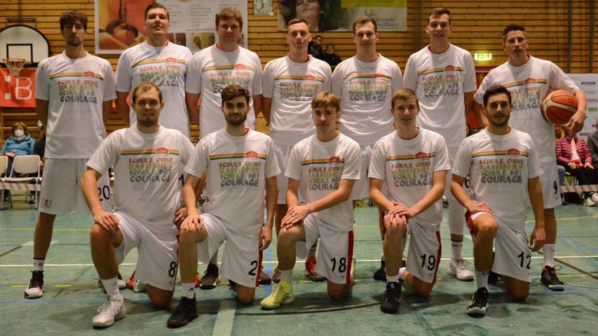 Die VfL-Baskets präsentierten sich in ihren neuen Aufwärm-T-Shirts, mit denen sie gemeinsam mit der FOSBOS Weißenburg ein klares Zeichen gegen Rassismus setzen.