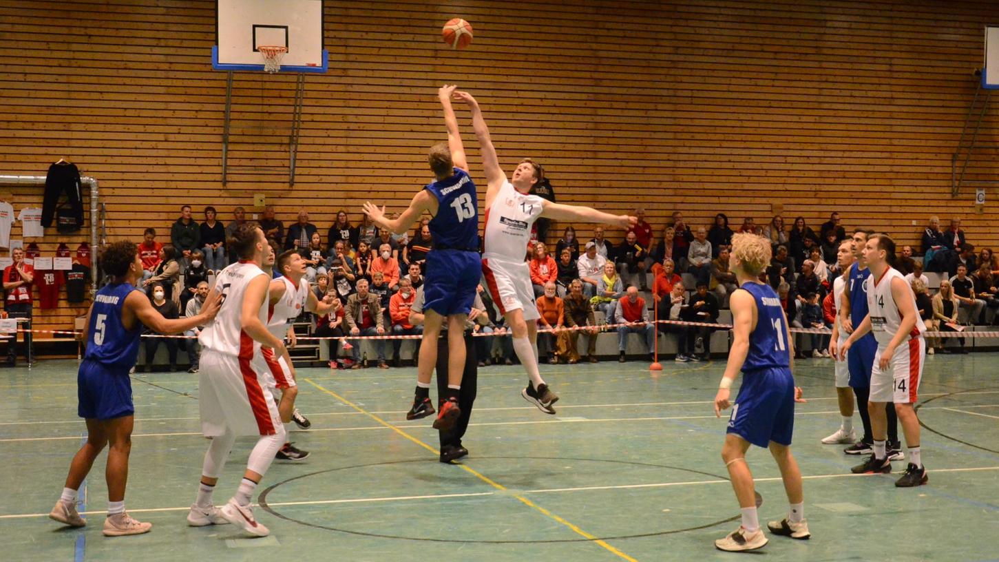 Der Moment, den alle herbeigesehnt haben: Der Tippoff zwischen dem VfL Treuchtlingen und dem MTSV Schwabing nach rund 600 Tagen Punktspielzwangspause. Für die VfL-Baskets holte Stefan Schmoll (rechts) den ersten Ball und avancierte dann im Laufe der Auftaktpartie mit 37 Punkten zum absoluten Topscorer.  