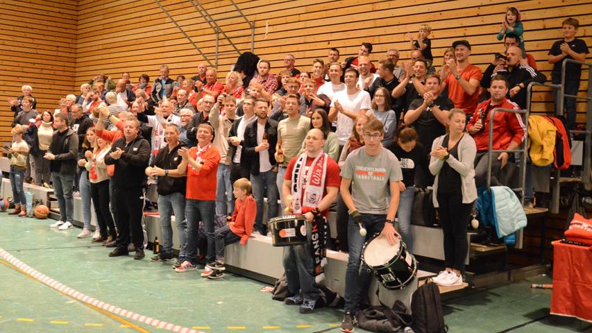 Endlich wieder Basketball live vor Ort: Die VfL-Fans freuten sich riesig und unterstützten ihre Mannschaft mit voller Power.