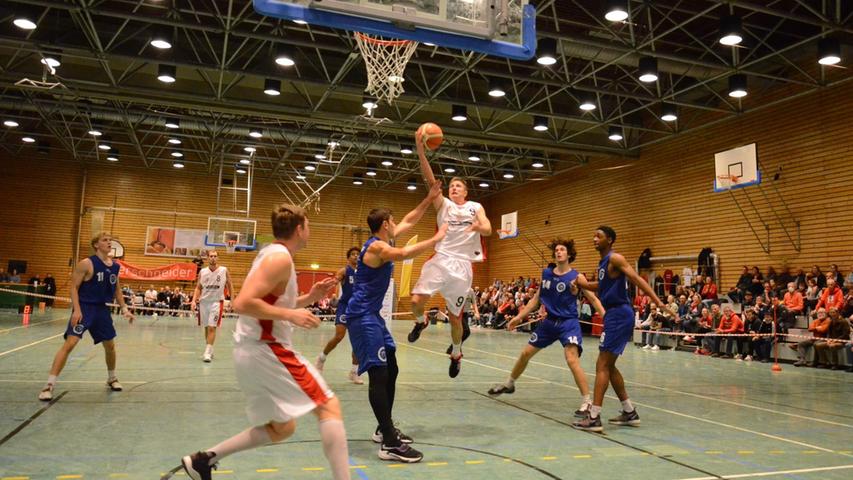 Meldeten sich eindrucksvoll zurück: Die VfL-Baskets zeigten gegen Schwabing eine starke Teamleistung. Claudio Huhn (am Ball) steuerte an dem Abend 23 Punkte zum 91:80-Sieg der Treuchtlinger bei.   