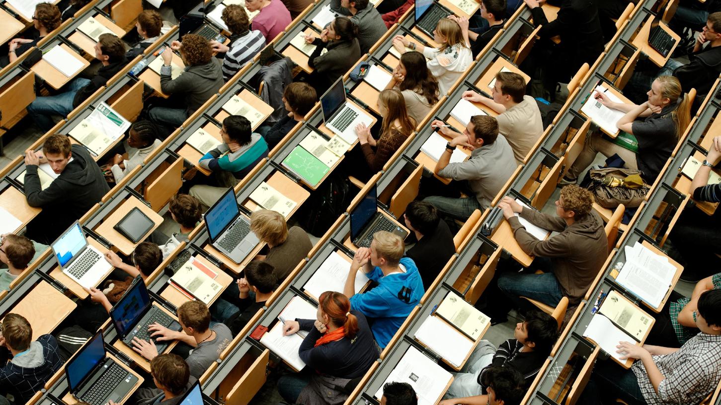 So wie vor Corona kann es noch nicht wieder laufen. Trotzdem versucht die Uni so viele Präsenzveranstaltungen wie möglich anzubieten.