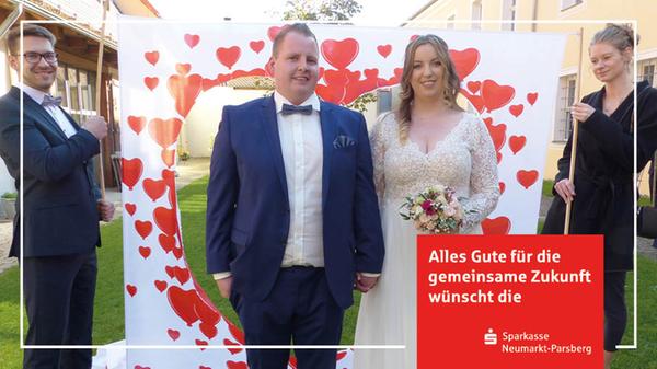 Nach acht Jahren gemeinsamer Zeit haben Sandra Stützlein aus Berngau und Rene Wimmelbücker aus Reichertshofen ihre Liebe mit dem Eheversprechen besiegelt. Im Freystädter Standesamt wurden sie vom zweiten Bürgermeister Johan Kerl getraut. Im Anschluss gab es für die Frischvermählten im Spitalinnenhof eine große Gratulationsrunde mit der Familie, Freunden und den Arbeitskollegen der Braut von der Freystädter Firma H+H Metallverarbeitung. Die Hochzeitsfeier selbst fand im historischen Spitalstadl statt. Der 26-jährige Mischanlagenführer bei einer großen Neumarkter Baufirma und die 24-jährige Bürokauffrau lernten sich vor acht Jahren bei einem Geburtstag bei Freunden kennen und sind derzeit beschäftigt mit den Vorbereitungen zum Einzug ins neue Haus in Reichertshofen.