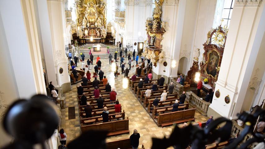 Zum Festgottesdienst sind es so viele Besucher, dass mittels Lautsprechern auch der Platz vor der Basilika und die benachbarte Klosterkirche beschallt werden muss.