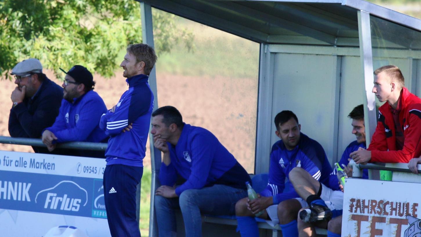 Hallerndorfs Trainer Thomas Winkler durfte sich gegen Ebermannstadt über ein unerwartetes Erfolgserlebnis freuen.
Hallerndorfs Trainer Thomas Winkler durfte sich gegen Ebermannstadt über ein unerwartetes Erfolgserlebnis freuen.