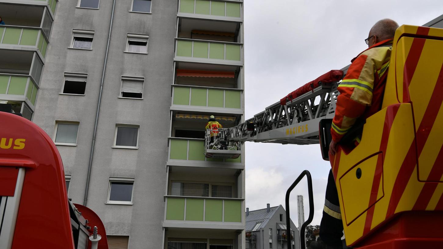 Es war ein klassischer Fehlalarm: Am Sonntag Mittag jaulte der Feuermelder in einer Wohnung in diesem Wohnblock in Neumarkt, die Feuerwehr wurde alarmiert.