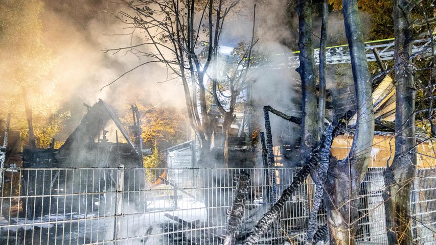 Zahlreiche Hütten auf Erlanger Abenteuerspielplatz in Flammen