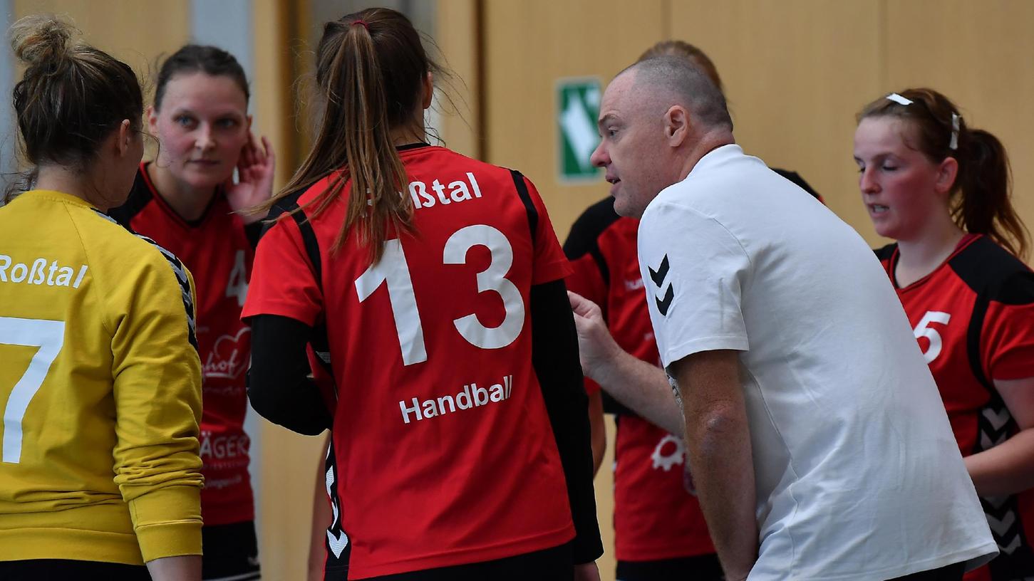 Ulrich Wendler in seinem Element: Während der Partie beim HBC Nürnberg II instruiert er seine Spielerinnen, wie der nächste Spielzug gelingen kann.