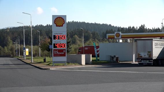 An einer Tankstelle im tschechischen Rozvadov (Roßhaupt) blieb am Montag wegen gestiegener Preise der Ansturm aus.