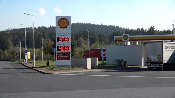 An einer Tankstelle im tschechischen Rozvadov (Roßhaupt) blieb am Montag wegen gestiegener Preise der Ansturm aus.
An einer Tankstelle im tschechischen Rozvadov (Roßhaupt) blieb am Montag wegen gestiegener Preise der Ansturm aus.