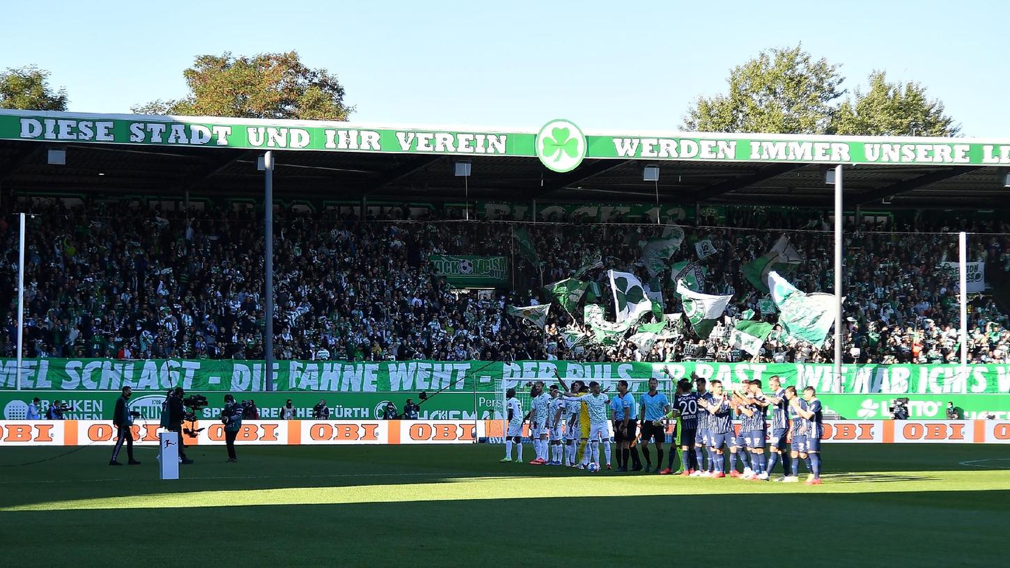 Zumindest auf der Nordtribüne war es einigermaßen voll. In anderen Teilen des Ronhofs blieben doch einige Plätze leer. 