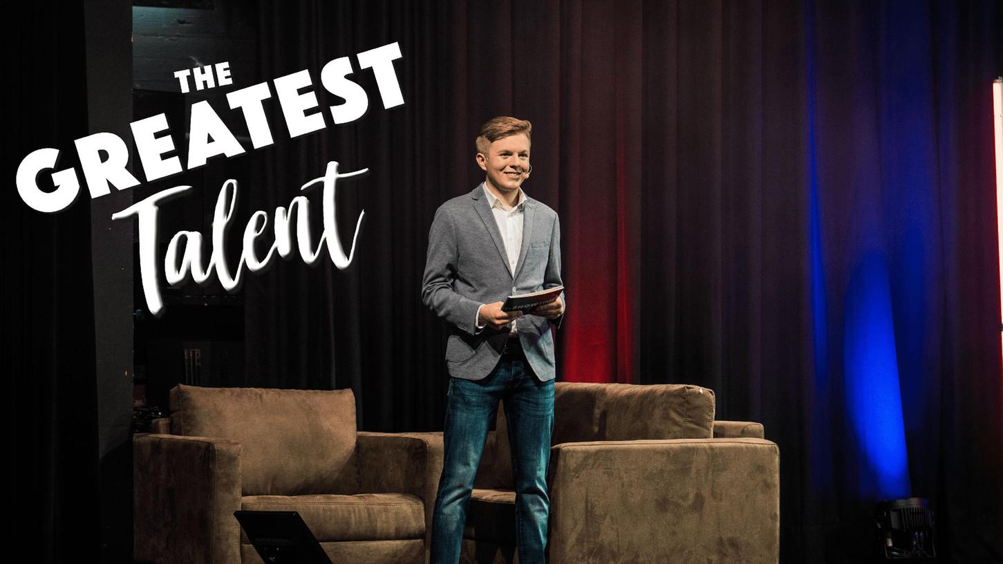 Der 21-jährige Max Dettenthaler hat das Konzept der regionalen Talentshow entwickelt und moderiert den Abend.
Der 21-jährige Max Dettenthaler hat das Konzept der regionalen Talentshow entwickelt und moderiert den Abend.