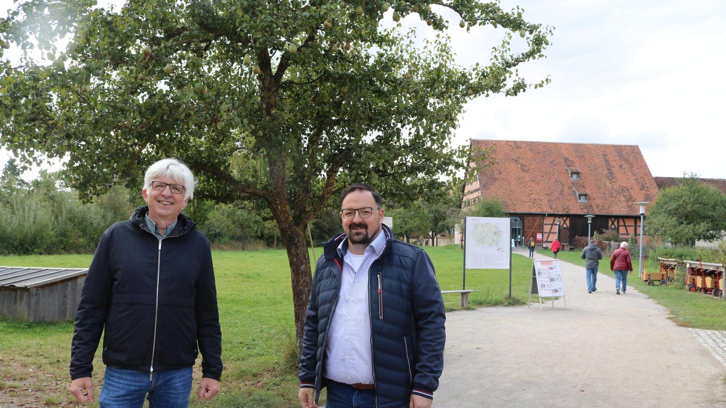 Museumsdirektor Dr. Herbert May (links) und Verwaltungsleiter Reinhold Werner hoffen, dass es 2022 wieder „volles Programm“ gibt.  