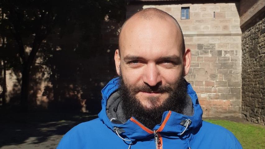 Martin Kießling ist Sozialarbeiter bei der Drogenhilfe Mudra in Nürnberg. Drei Mal pro Woche ist er als Streetworker am Bahnhofsvorplatz unterwegs, spricht mit den Drogenabhängigen vor Ort und verteilt frische Spritzen für einen hygienischen Konsum.
Martin Kießling ist Sozialarbeiter bei der Drogenhilfe Mudra in Nürnberg. Drei Mal pro Woche ist er als Streetworker am Bahnhofsvorplatz unterwegs, spricht mit den Drogenabhängigen vor Ort und verteilt frische Spritzen für einen hygienischen Konsum.