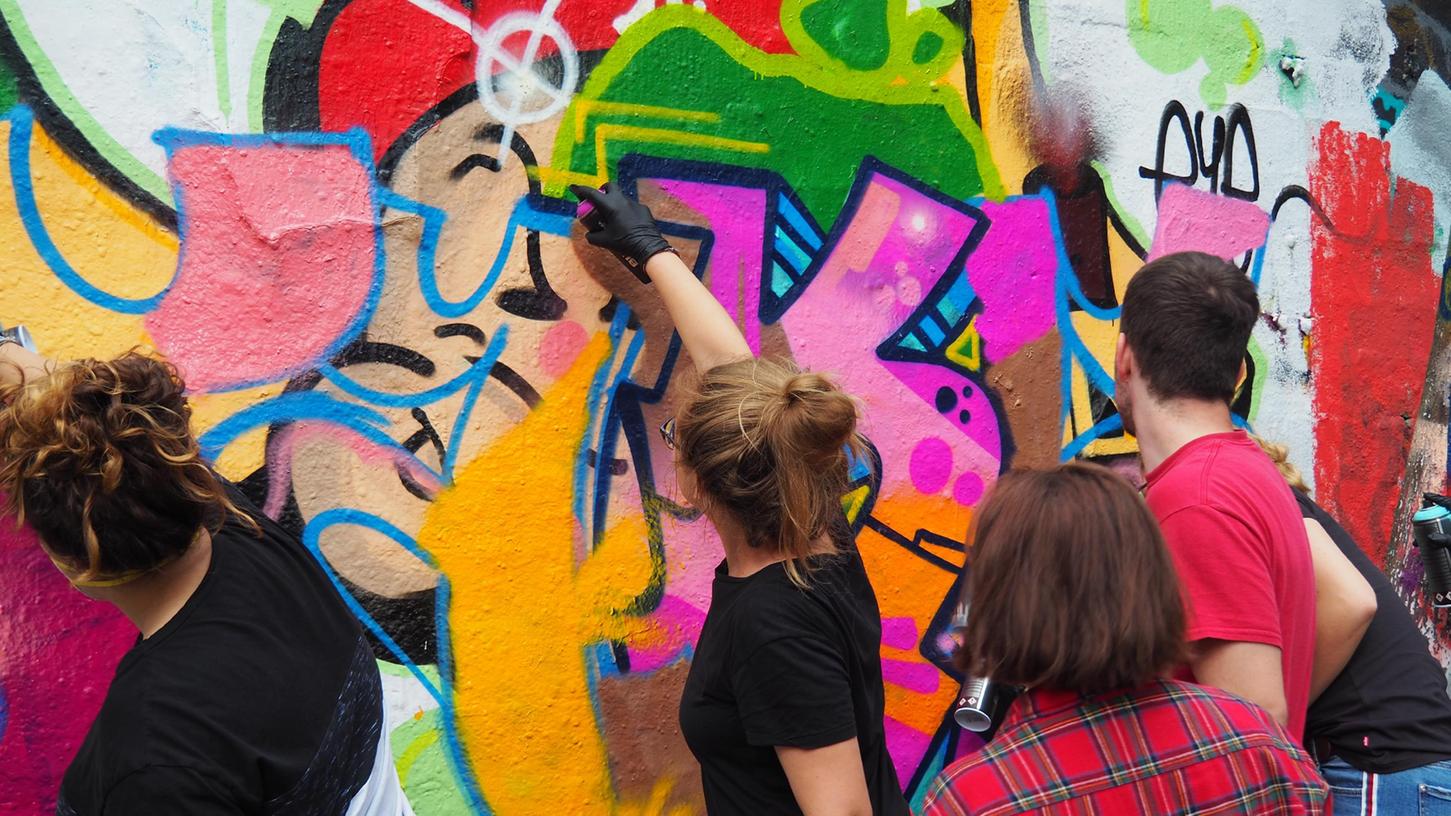 Ein Graffiti-Workshop für Jugendliche. In Rothenburg ob der Tauber wird gezielt versucht, jungen Menschen in Schwierigkeiten zu helfen.