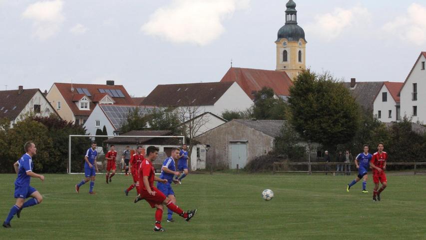 Fußball vor Kirchen-Kulisse: Das Duell zwischen der DJK Stopfenheim und der SG Ramsberg/St. Veit  hatte die Bezeichnung "Kirchweih-Spiel" also vollauf verdient.