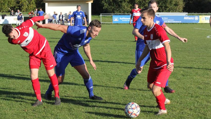 Die Weißenburger U23 (am Ball Leon Schleußinger) hatte im Spiel gegen Büchenbach sogar einen Altersschnitt von unter 21 Jahren.
Die Weißenburger U23 (am Ball Leon Schleußinger) hatte im Spiel gegen Büchenbach sogar einen Altersschnitt von unter 21 Jahren.