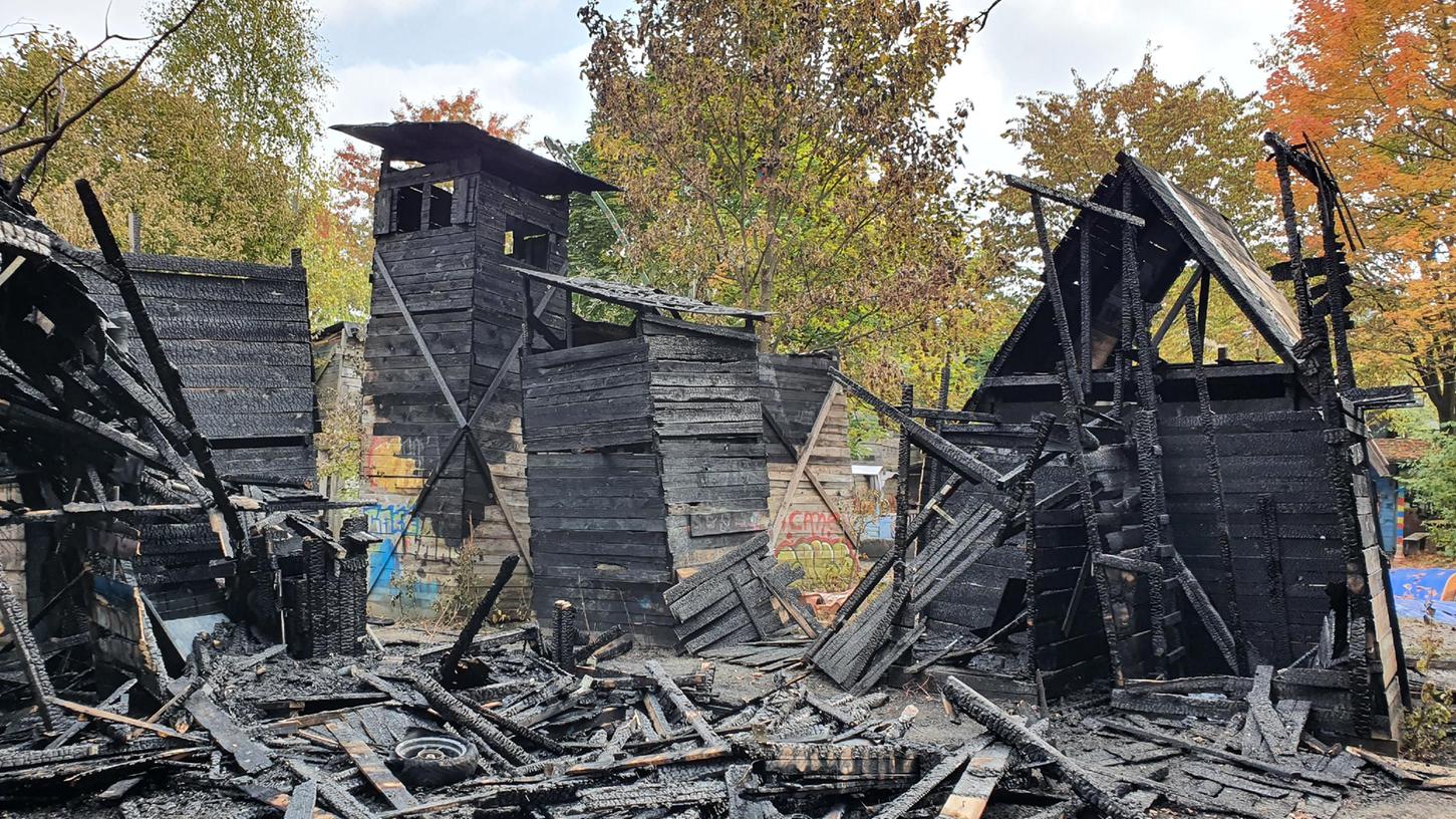 Zehn Holzhütten und ein Lagerturm waren durch den Brand betroffen.
Zehn Holzhütten und ein Lagerturm waren durch den Brand betroffen.