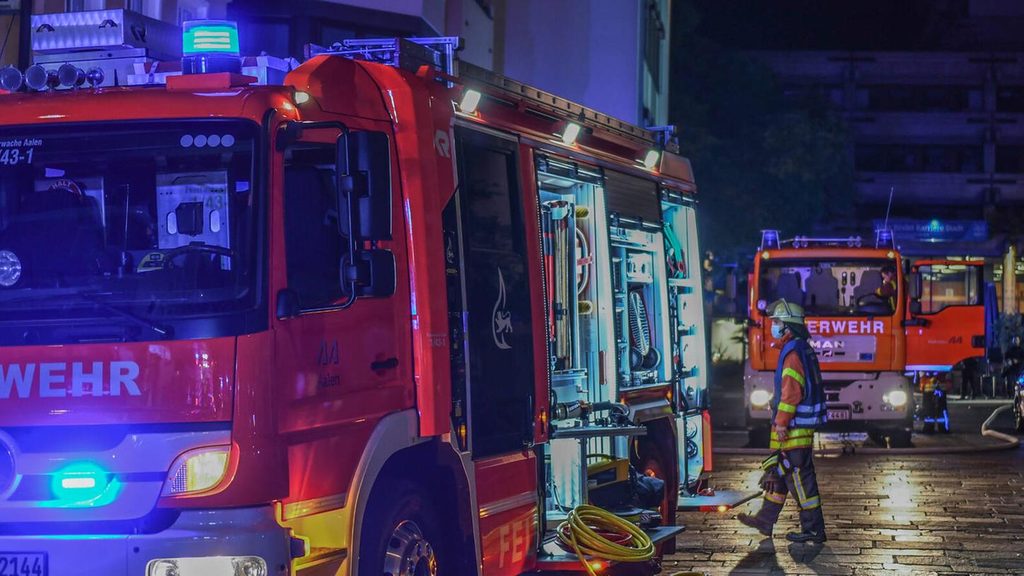 Mehrere Male rückte die Feuerwehr nachts zu Bränden aus, nun gibt es Hinweise auf mögliche Täter.
