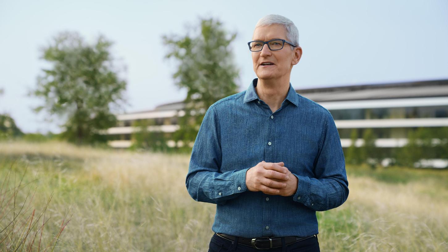 Apple-Chef Tim Cook präsentierte auf dem Online-Event zwei komplett neu gestaltete MacBooks.
Apple-Chef Tim Cook präsentierte auf dem Online-Event zwei komplett neu gestaltete MacBooks.