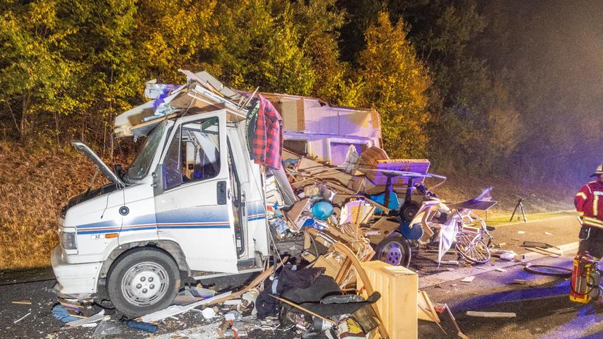 Lastwagen rauscht fast ungebremst in Wohnmobil: Bilder zeigen Ausmaß des 