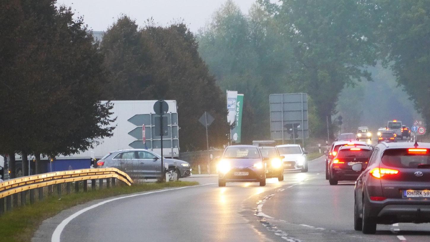 Zu Stoßzeiten kommt man kaum aus der RH1 beim Rewe-Markt auf die viel befahrene Staatsstraße Schwabach-Roth. Jetzt soll die Einmündung endlich in einen Kreisverkehr umgebaut werden. 2013 hatte es erstmals entsprechende Pläne gegeben. Sie waren wegen Streit um Finanzierungsfragen zurück in die Schublade gewandert.
Zu Stoßzeiten kommt man kaum aus der RH1 beim Rewe-Markt auf die viel befahrene Staatsstraße Schwabach-Roth. Jetzt soll die Einmündung endlich in einen Kreisverkehr umgebaut werden. 2013 hatte es erstmals entsprechende Pläne gegeben. Sie waren wegen Streit um Finanzierungsfragen zurück in die Schublade gewandert.