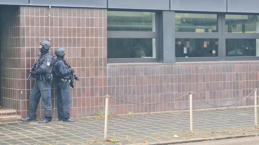 Ein Großaufgebot der Polizei war am Dienstagmorgen am beruflichen Bildungszentrum in der Äußeren Bayreuther Straße vor Ort. 