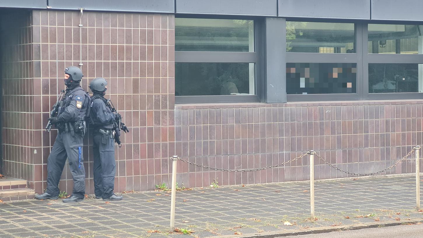 Einsatzkräfte des Unterstützungskommandos (USK) sicherten die Zugänge des Berufsbildungszentrums ab. Schülerinnen und Schüler harrten während des Einsatzes in den Klassenzimmern aus. Einsatzkräfte des Unterstützungskommandos (USK) sicherten die Zugänge des Berufsbildungszentrums ab. Schülerinnen und Schüler harrten während des Einsatzes in den Klassenzimmern aus.