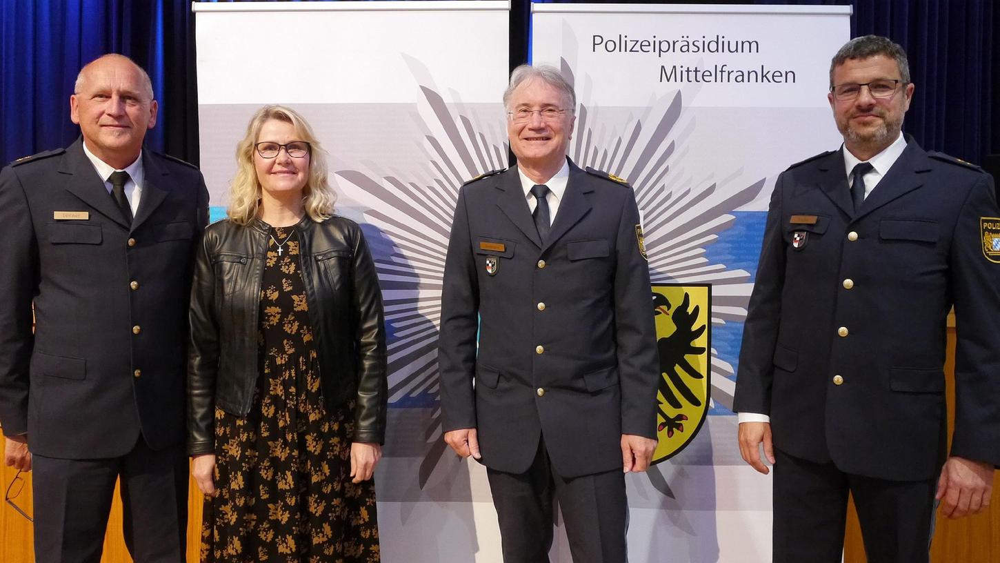 Über 21 Jahre lang war Erwin Leitner (li.) Leiter der Polizeiinspektion Schwabach. Ganz rechts sein Nachfolger Martin Kupka. Dazwischen Leitners Ehefrau Waltraud und Polizeipräsident Roman Fertinger.
Über 21 Jahre lang war Erwin Leitner (li.) Leiter der Polizeiinspektion Schwabach. Ganz rechts sein Nachfolger Martin Kupka. Dazwischen Leitners Ehefrau Waltraud und Polizeipräsident Roman Fertinger.