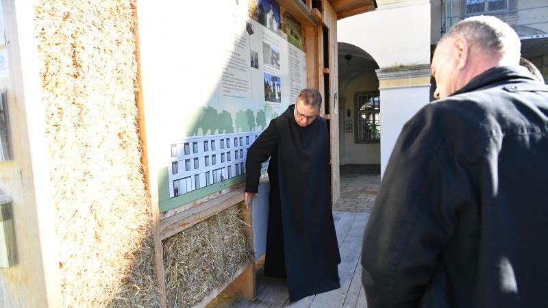 Frater Andreas informierte über die Strohbauweise im Kloster Plankstetten. Foto Fellner