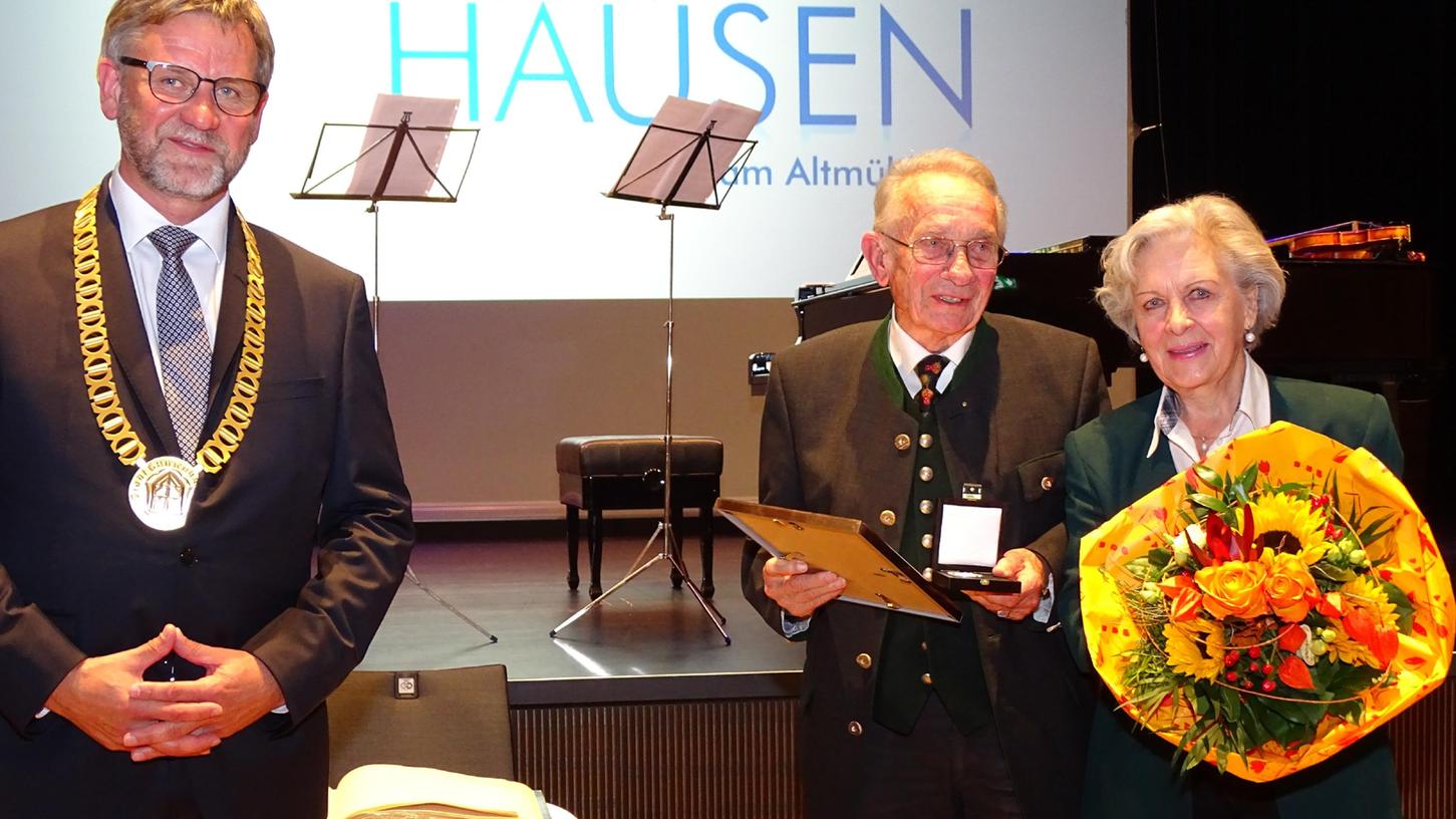 Alfred Engelmaier freute sich sehr über die hohe Auszeichnung, die er von Bürgermeister Karl-Heinz Fitz überreicht bekam. An seiner Seite Madelgard Denk, eine Seelenverwandte ihres Ehemanns Alfred Engelmaier.  