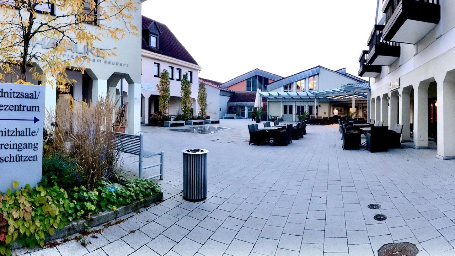 Fast der komplette Platz kann mit der textilen Membran-Konstruktion, einer Art geschwungenes Zeltdach, überspannt werden.
Fast der komplette Platz kann mit der textilen Membran-Konstruktion, einer Art geschwungenes Zeltdach, überspannt werden.