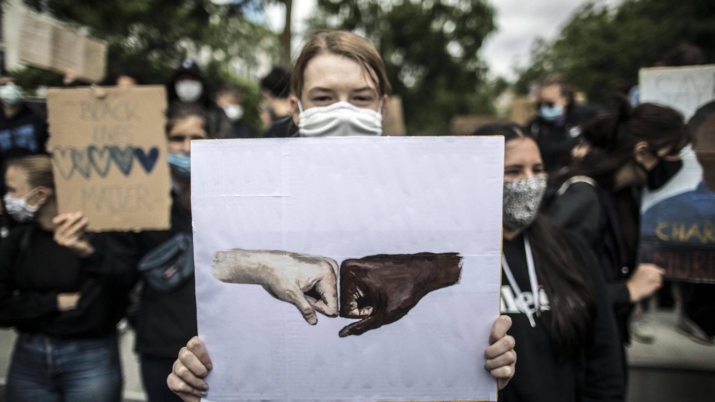 Bei einer Kundgebung gegen Rassismus demonstrieren die Teilnehmer für ein friedliches und vorurteilsfreies Miteinander. Einer vermeintlich rassistischen Hetzjagd im Nürnberger Land gingen allerdings mehrere Vorfälle voraus, die die Sache nun in einem etwas anderen Licht erscheinen lassen. Bei einer Kundgebung gegen Rassismus demonstrieren die Teilnehmer für ein friedliches und vorurteilsfreies Miteinander. Einer vermeintlich rassistischen Hetzjagd im Nürnberger Land gingen allerdings mehrere Vorfälle voraus, die die Sache nun in einem etwas anderen Licht erscheinen lassen.