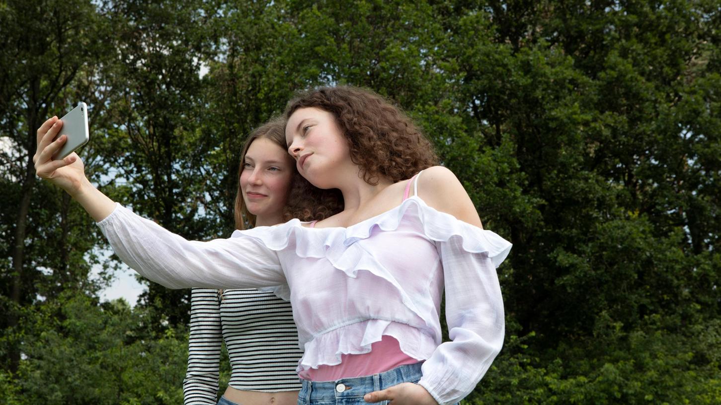 Nicht nur Jugendliche, auch wir Erwachsenen teilen über Facebook oder Instagram bedenkenlos Fotos. Doch ist das eigentlich erlaubt? Und was kann daran gefährlich sein?
Nicht nur Jugendliche, auch wir Erwachsenen teilen über Facebook oder Instagram bedenkenlos Fotos. Doch ist das eigentlich erlaubt? Und was kann daran gefährlich sein?