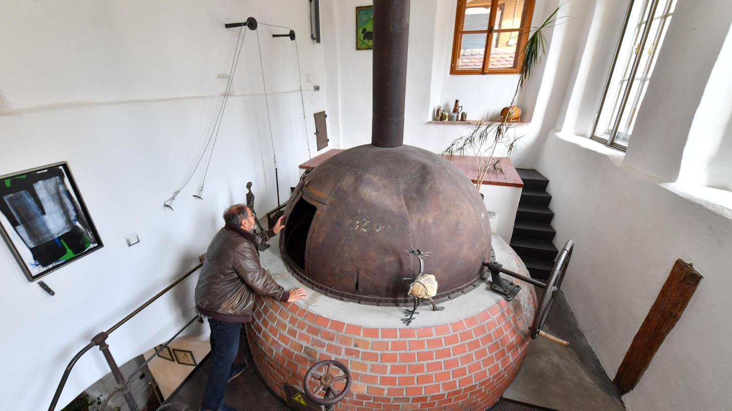 Ein Blick in den Sudkessel und damit in die lange Biertradition Gräfenbergs.
Ein Blick in den Sudkessel und damit in die lange Biertradition Gräfenbergs.