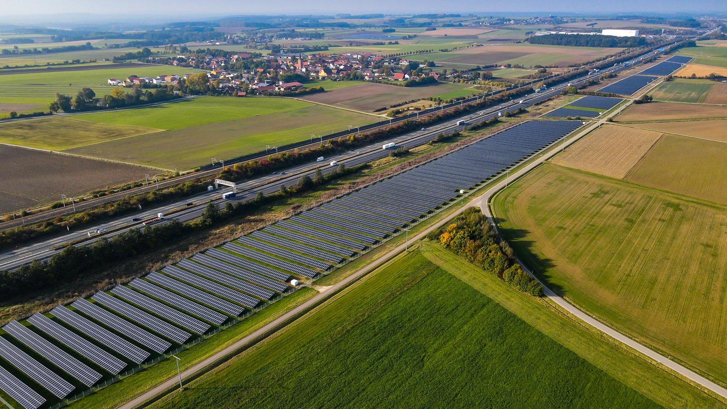 Zwischen Lay und Weinsfeld gibt es entlang der Autobahn und der ICE-Strecke bereits Freiflächen-Photovoltaikanlagen. Demnächst kommen elf weitere dazu.  