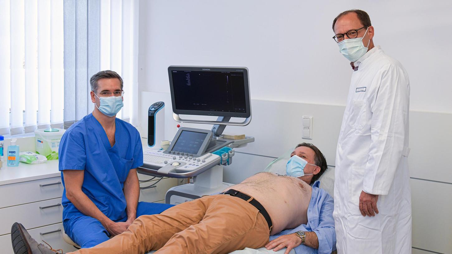 Hochzufriedene Gesichter bei der Nachsorgeuntersuchung: PD Dr. Georg Weber (leitender Oberarzt/Chirurgie, links) und Prof. Dr. Robert Grützmann (Direktor/Chirurgie, rechts) kontrollieren per Ultraschall das Ergebnis der Ösophagusresektion. Patient Mirco Pinsel (Mitte) wird von der schweren OP kaum Narben zurückbehalten. Hochzufriedene Gesichter bei der Nachsorgeuntersuchung: PD Dr. Georg Weber (leitender Oberarzt/Chirurgie, links) und Prof. Dr. Robert Grützmann (Direktor/Chirurgie, rechts) kontrollieren per Ultraschall das Ergebnis der Ösophagusresektion. Patient Mirco Pinsel (Mitte) wird von der schweren OP kaum Narben zurückbehalten.