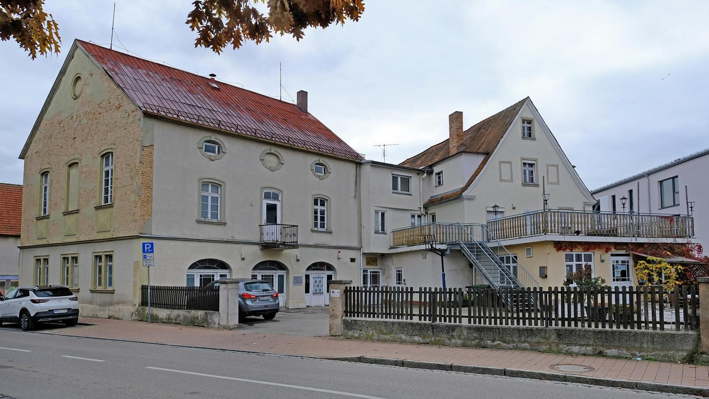 Die Grünen wollen ein Mehrgenerationenhaus und könnten sich vorstellen, ein solches im ehemaligen Gasthof Zum Kronprinzen einzurichten, wo es gemeinsam mit dem dort bereits ansässigen Jugendzentrum und eventuell auch der vhs betrieben werden könnte. Die Mehrheit im Hauptausschuss des Stadtrates wollte aber nicht einmal einem Prüfauftrag für städtische Gebäude zustimmen.
Die Grünen wollen ein Mehrgenerationenhaus und könnten sich vorstellen, ein solches im ehemaligen Gasthof Zum Kronprinzen einzurichten, wo es gemeinsam mit dem dort bereits ansässigen Jugendzentrum und eventuell auch der vhs betrieben werden könnte. Die Mehrheit im Hauptausschuss des Stadtrates wollte aber nicht einmal einem Prüfauftrag für städtische Gebäude zustimmen.