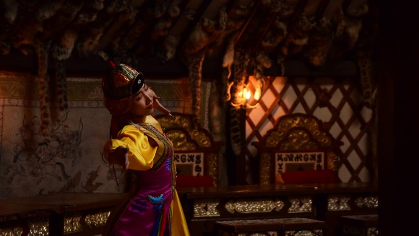 Typisch und heiß geliebt von den Mongolen selbst sind die traditionellen Tänze. Aufführungen finden stets in Tracht (dem Deel, einem kostbaren mongolischen Mantel) statt. Typischerweise werden Volkslieder gesungen und auf Instrumenten gespielt, während Frauen und Männer, gemeinsam oder auch nicht, tanzen. Auch diese Konzerte sind ein echtes Highlight, um in die mongolische Kultur einzutauchen. 