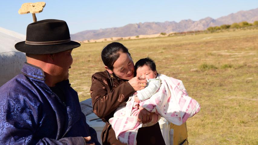 Die Mongolei hat man nicht erlebt, wenn man nicht zu Gast in einer Jurte gewesen ist. Nomadische Familien gelten als sehr gastfreundlich und würden gestrandete Touristen jederzeit bewirten. Es empfiehlt sich aber ein Besuch mit einem mongolisch-sprachigen Guide, damit Kommunikation mit den Nomaden möglich ist und man im Gespräch möglichst viel über ihr Leben erfahren kann.