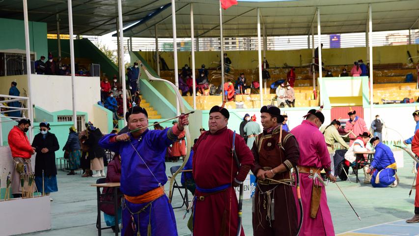 In der 1,8-Millionen-Stadt Ulan-Bator finden immer wieder Wettkämpfe in den drei traditionellen Sportarten der Mongolen statt: Bogenschießen, Pferdereiten und Ringen. Wer die Gelegenheit bekommt, sollte sich dieses Spektaktel nicht entgehen lassen. In geballter Form lässt sich die sportliche Seite des Landes alljährlich zum Naadam-Fest im Juli bestaunen und bejubeln. Dann gerät das ganze Land in Ekstase, während sich tausende Frauen und Männer in einer eigenen Olympiade in diesen drei Disziplinen messen.