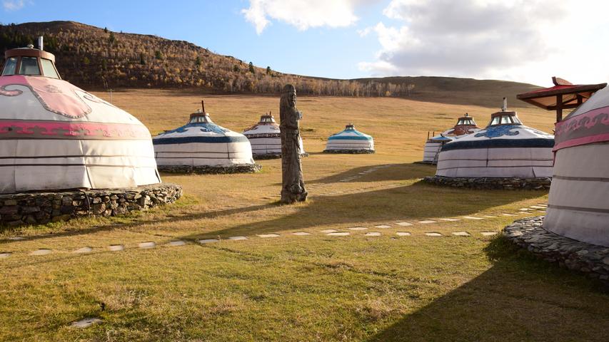 Im ganzen Land findet man Jurten-Camps, in denen man als Reisender ein Gefühl für die Lebensart der Nomaden bekommen kann. Je nach Ausstattung ist diese Übernachtungsform mehr oder minder luxuriös. Die Camps haben meist zentrale Sanitäranlagen für alle Gäste. 