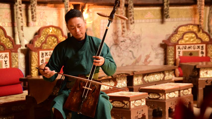 Ein typisches Instrument ist die mongolische Pferdekopfgeige. Sie kommt bei fast allen künstlerischen Darbietungen von Gesang bis Tanz zum Einsatz. Aber auch ihr einsames Spiel ist ein ganz besonderes Klangerlebnis, das wirklich jeder Tourist erfahren sollte.
